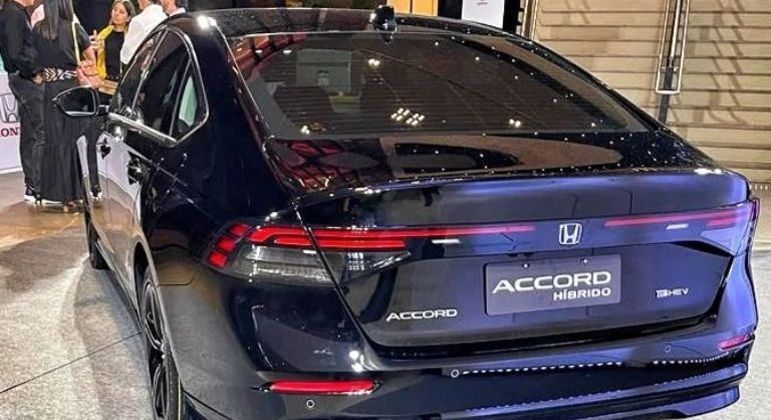 Modelo tem um grande farol traseiro, que confere elegância e ares modrnos para o sedã híbrido