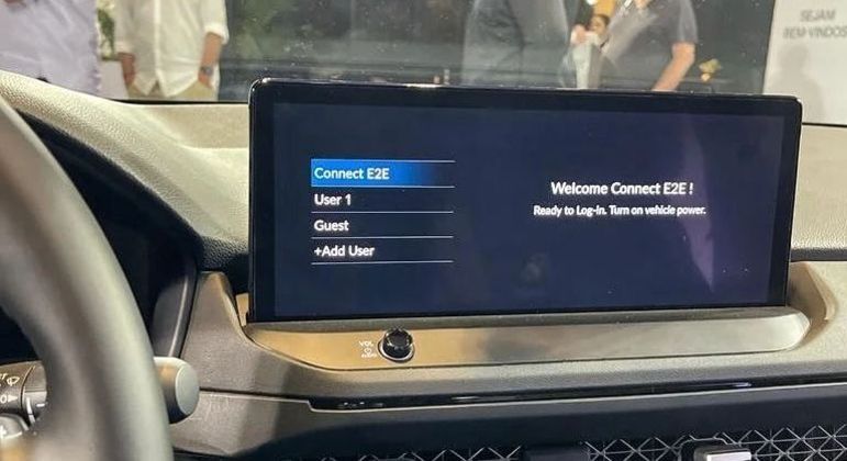 Modelo tem central multimídia do tipo flutuante de 12 polegadas com conexão com Android Auto e Apple CarPlay e painel digital