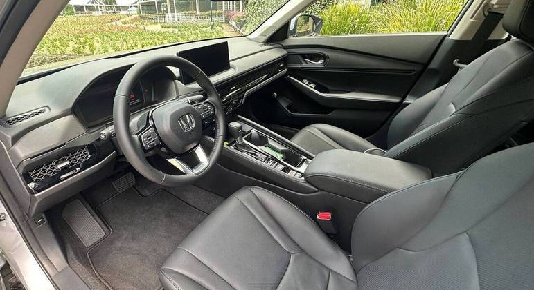 Interior bem sóbrio e com materiais de boa qualidade e certa semelhança com o Civic