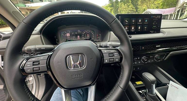 Painel traz o mesmo perfil de outros carros da Honda mas acabamento é bem melhor