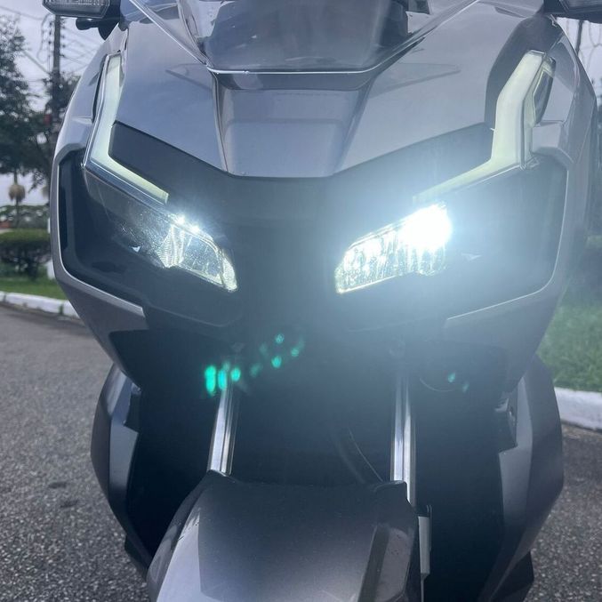 Honda ADV 2023 tem faróis em LED de boa iluminação