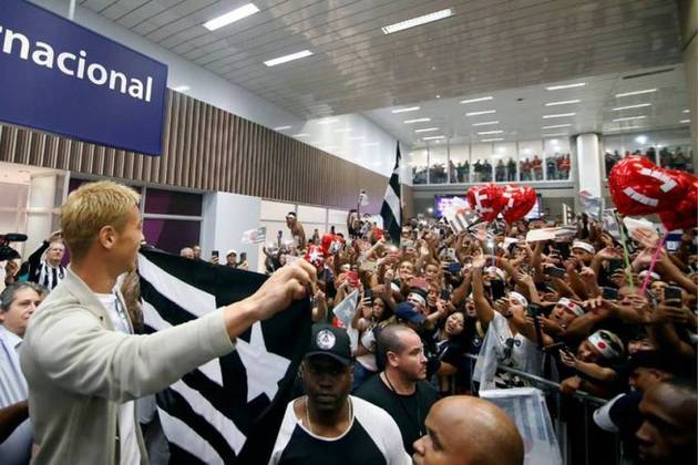 Honda chegou ao Botafogo com grande recepção no aeroporto, mas a estreia teve que ser com portões fechado