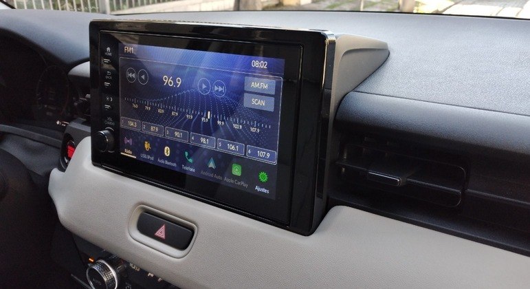 Central multimídia tem 8 polegadas  touchscreen com conexão com Android Auto e Apple CarPlay sem fio
