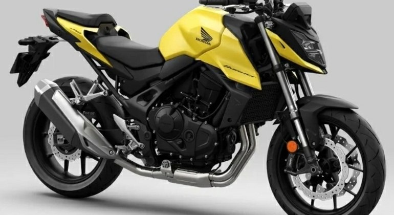 CB 750 Hornet mede 2,10 metros de comprimento, 1,06 m de altura e tem 1,41 m de distância entre-eixos