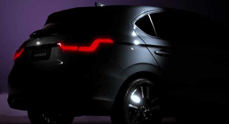 Traseira da versão hatchback tem faróis mais largos com uma assinatura luminosa em "Z"