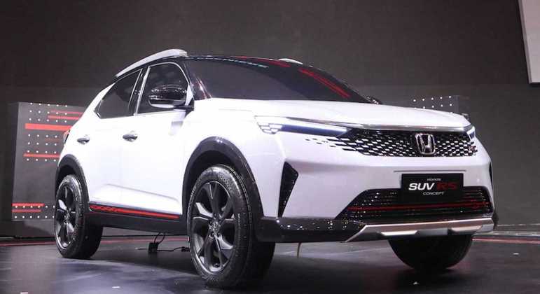 SUV compacto tem uma pequena grade dianteira, faróis afilados ligados por meio de uma barra cromada