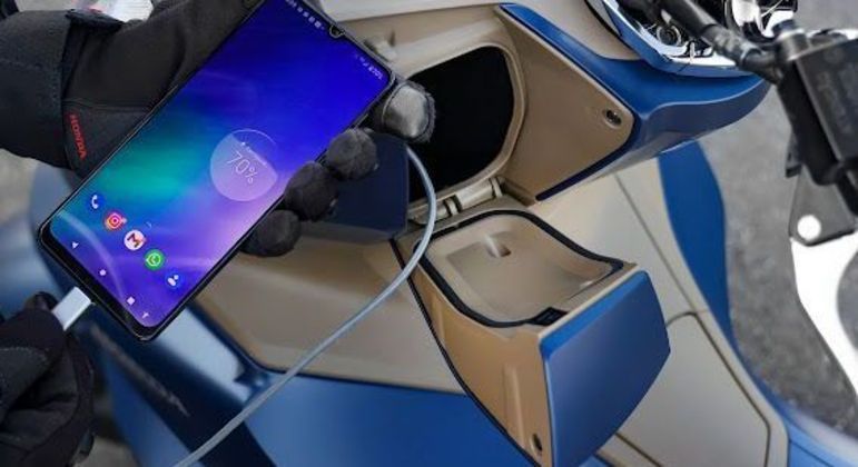 Agora, no porta luvas, há ponto de carga USB