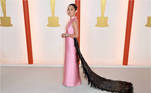 Hong Chau, que concorre ao Oscar de Melhor Atriz Coadjuvante, usa uma combinação com as cores rosa e preto