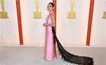 Hong Chau, que concorre ao Oscar de Melhor Atriz Coadjuvante, usa uma combinação com as cores rosa e preto