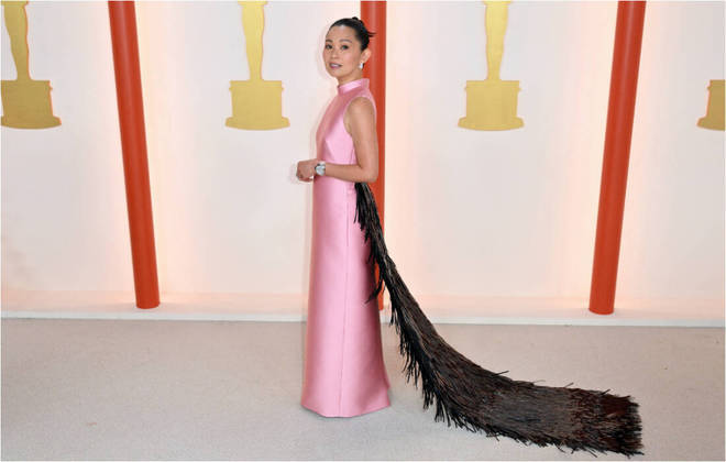 Hong Chau, que concorre ao Oscar de Melhor Atriz Coadjuvante, usa uma combinação com as cores rosa e preto