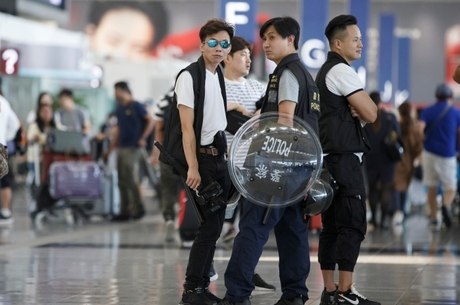 Polícia patrulha aeroporto de Hong Kong após protestos