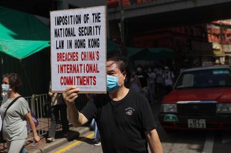 Manifestante demonstra seu desacordo com a China