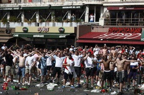 Ingleses confrontam polícia francesa antes de jogo da Euro 