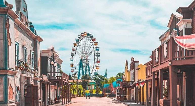 Hopi Hari é um parque temático brasileiro localizado no quilômetro 72 da rodovia dos Bandeirantes