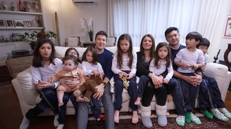 Rodrigo Faro visita casal que tem 10 filhos e está esperando gêmeos  (Divulgação/Record TV)