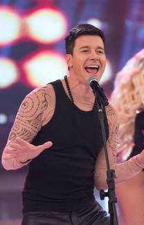 Rodrigo Faro se transforma em Rick Martin e performa vários sucessos (Divulgação/Record TV)