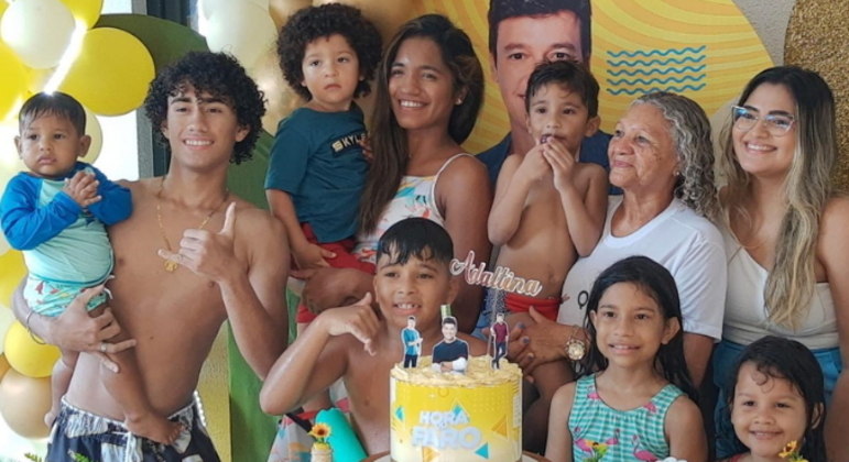 Adaltina rodeada pelos netos na festa de aniversário