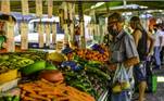 	SP - CONAB/PROHORT/12º BOLETIM/HORTALIÇAS - ECONOMIA - Movimento em uma feira livre no Jardim Nova Detroit, na zona leste da cidade de São José dos Campos (SP), na manhã desta quarta-feira, 16. As hortaliças tiveram alta de preços em novembro, com exceção do tomate. A avaliação faz parte do 12º Boletim do Programa Brasileiro de Modernização do Mercado Hortigranjeiro (Prohort), da Companhia Nacional de Abastecimento (Conab), divulgado nesta quarta- feira, 16. A pesquisa da Conab considera as cinco hortaliças (batata, cenoura, cebola, tomate e alface) com maior representatividade na comercialização nas principais Ceasas do País e que registram maior destaque no cálculo do índice de inflação oficial (IPCA). 16/12/2020 - Foto: LUCAS LACAZ RUIZ/ESTADÃO CONTEÚDO