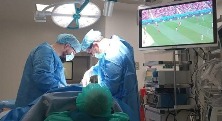 Paciente sob efeito de raquianestesia assiste ao jogo da Copa do Mundo
