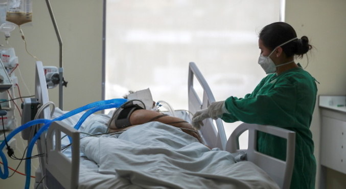 Metade dos pacientes com covid internados em UTI no SUS morre