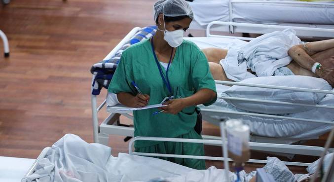 Pacientes são tratados em hospital de campanha de Santo André (SP)
