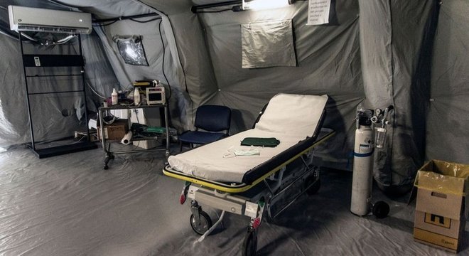 Hospitais de campanha foram montados para atender crescente demanda de doentes