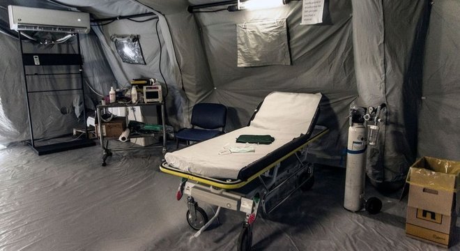 Hospitais de campanha foram montados para atender crescente demanda de doentes