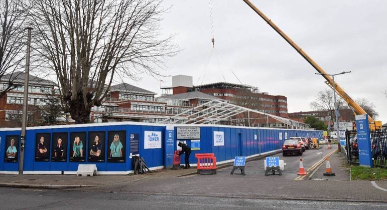 Um hospital de campanha temporário está sendo construído nas dependências do St George's Hospital, em Londres