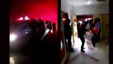 Vídeo mostra hospital em Gaza no escuro e pessoas usando a lanterna do celular para iluminar
