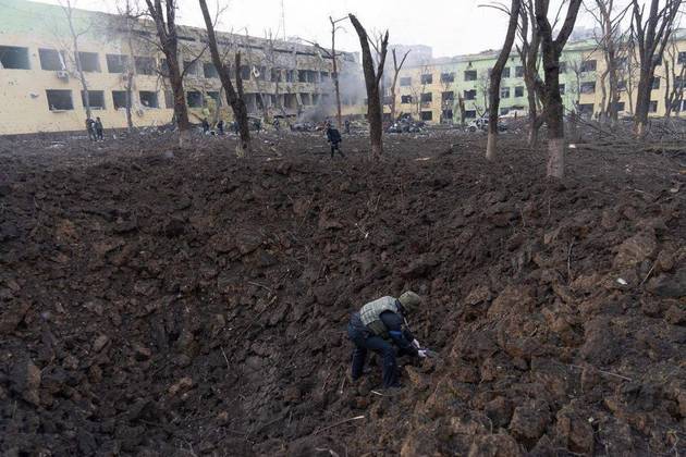 Também nas primeiras semanas de guerra, o hospital infantil
e maternidade de Mariupol foram parcialmente destruídos por um bombardeio
russo. Pelo menos 17 pessoas ficaram feridas, incluindo crianças e grávidas