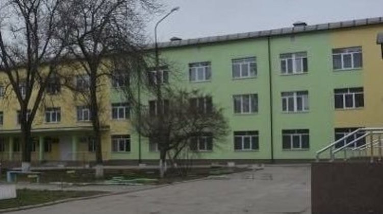 Um dos casos que mais causaram comoção mundial durante a guerra foi o ataque ao hospital infantil e maternidade de Mariupol. Pelo menos três pessoas morreram no ataque, incluindo uma criança e uma grávida, e 17 ficaram feridas