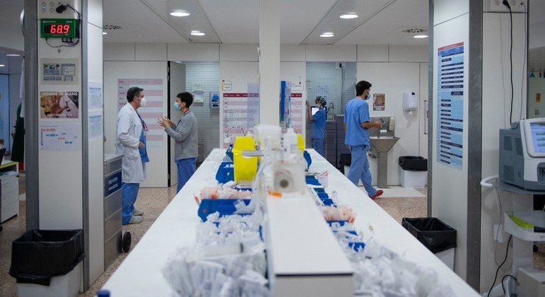 Cerca de 25% dos leitos de UTI dos hospitais espanhóis são ocupados por pacientes de Covid