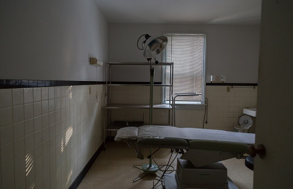 Fotógrafo revela histórias de hospital abandonado - Fotos - R7 Hora 7