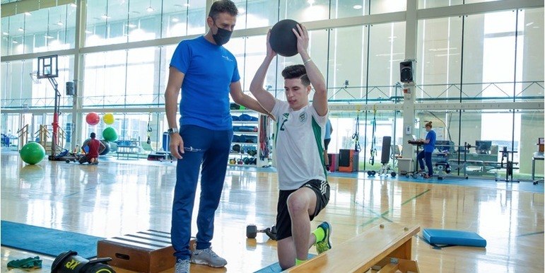 Com vários equipamentos de fisioterapia e reabilitação, o espaço permite a atletas treinarem mesmo que estejam com lesões na parte inferior do corpo