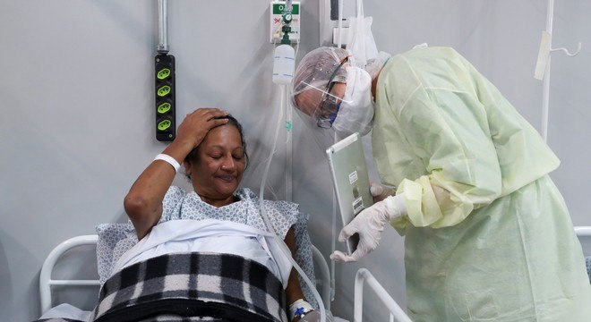 Paciente em hospital de campanha conversa com familiares por tablet