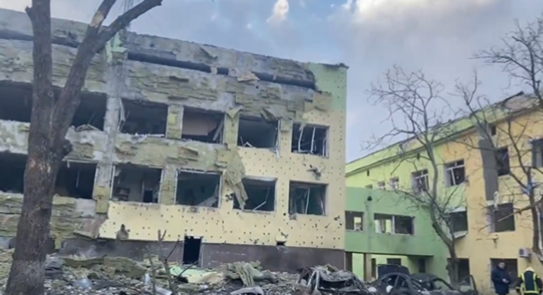Hospital destruído após um ataque russo na cidade ucraniana de Mariupol
