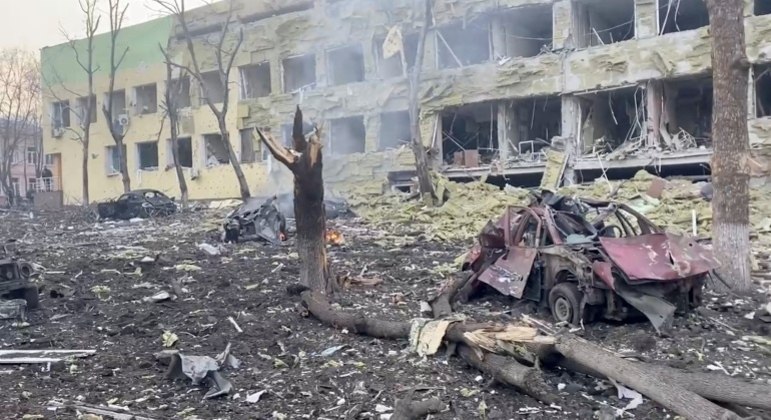 Hospital na cidade de Mariupol ficou destruído após ataque do Exército russo