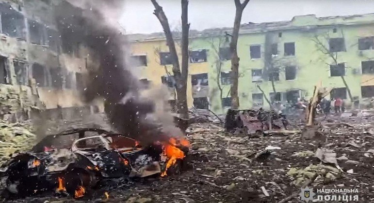 Hospital em Mariupol ficou destruídos após um ataque do exército russo
