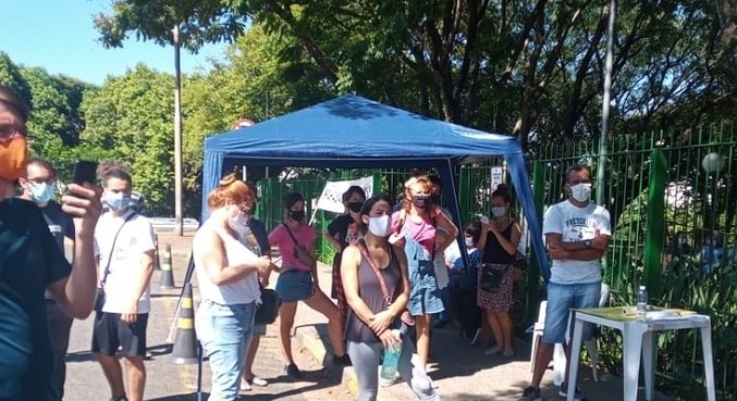 Funcionários realizaram ato na segunda-feira (1º) e pediram vacinação para todos 
