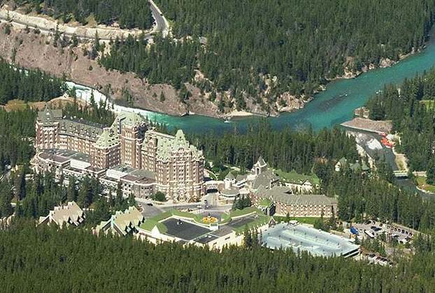 Hotel Banff Springs (Canadá) - Hóspedes relatam visão de fantasmas pelos corredores. O mais 'famoso' é Sam McAuley, que foi mensageiro do hotel e, dizem, ainda 'acompanha' as pessoas até os quartos. 