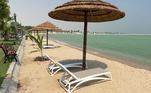 O Catar tem também resorts onde as pessoas podem relaxar e fugir da agitação da vida cotidiana. Alguns oferecem acesso à faixa costeira do país, fazendo com que os visitantes possam passar o tempo à beira-mar. São diversas as opções com muitas áreas para caminhadas, como o Doha Corniche, um calçadão à beira-mar que se estende por vários quilômetros ao longo da baía de Doha, na capital catari