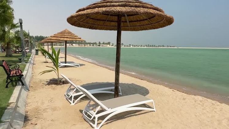 O Catar tem também resorts onde as pessoas podem relaxar e fugir da agitação da vida cotidiana. Alguns oferecem acesso à faixa costeira do país, fazendo com que os visitantes possam passar o tempo à beira-mar. São diversas as opções com muitas áreas para caminhadas, como o Doha Corniche, um calçadão à beira-mar que se estende por vários quilômetros ao longo da baía de Doha, na capital catari