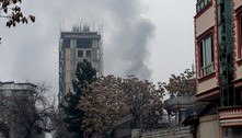 Homem pula de janela para escapar de ataque contra hotel em Cabul