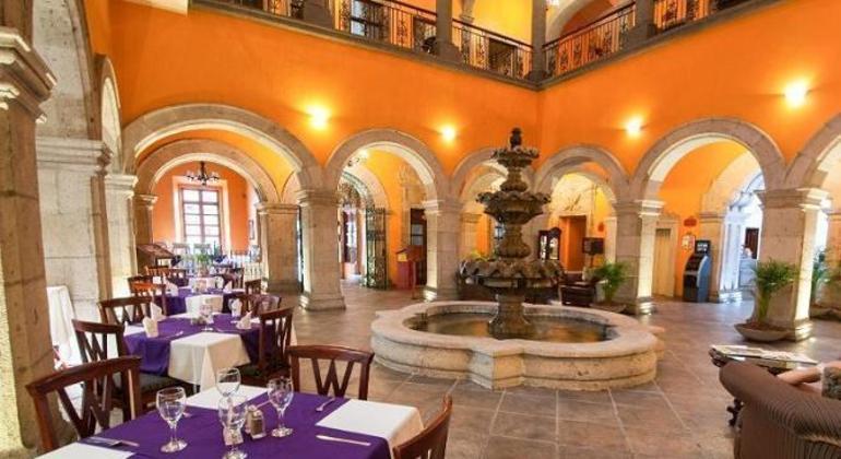 O átrio do Hotel Morales