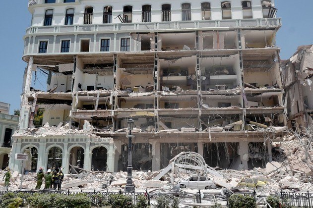 Com a explosão, uma parte do edifício de seis andares colapsou e a fachada de três andares caiu. Por causa disso, uma pilha de destroços se formou e cobriu um caminhão-tanque que fazia o abastecimento de gás do hotel