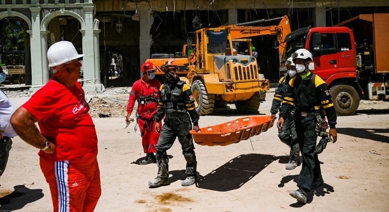 Bombeiros encerraram as buscas por desaparecidas em desabamento de hotel em Havana