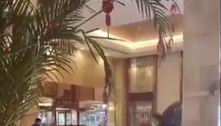 Hóspede usa carro para invadir saguão de hotel na China; assista ao vídeo