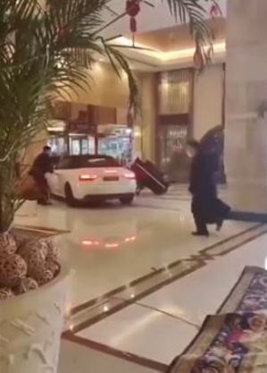 Hóspede invadiu hotel na China com o carro
