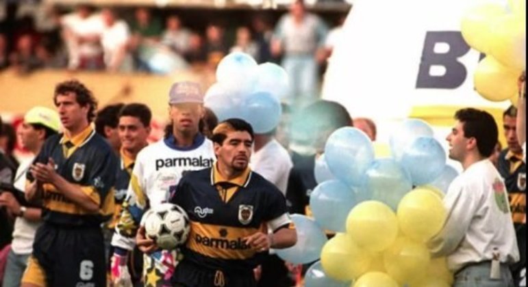 Houve as contratações de Maradona (foto), ídolo que voltava a campo em 1995, após 15 meses de suspensão por doping, e do atacante Cannigia. Mas não vieram títulos. Na Argentina, a empresa investiu posteriormente no Ferro Carril e no Estudiantes e não deu certo.