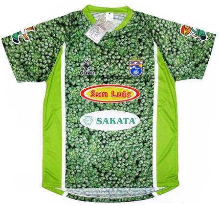 Hoya Lorca - Espanha - A camisa de brócolis com as marcas estampadas parece até uma lata de ervilha. Vai um brócolis aí? 